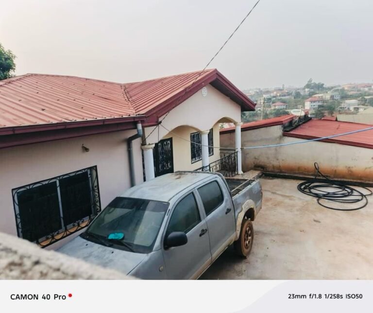 VILLA À LOUER À AWAE-YAOUNDÉ / 150 000 Fcfa