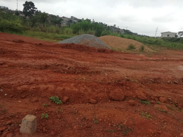 TERRAIN TITRÉ À VENDRE À AWAE-YAOUNDÉ / 35 000 Fcfa/m²