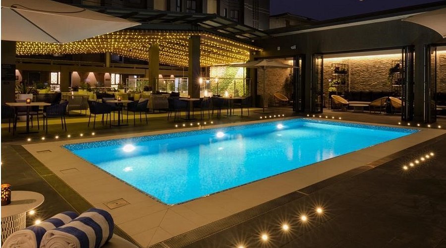 N’shi Pool Bar